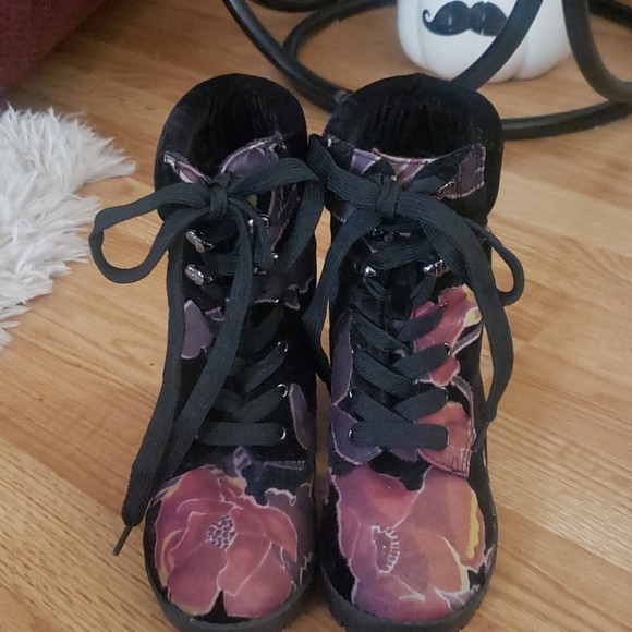 SM New York Booties - Picture 2 of 4